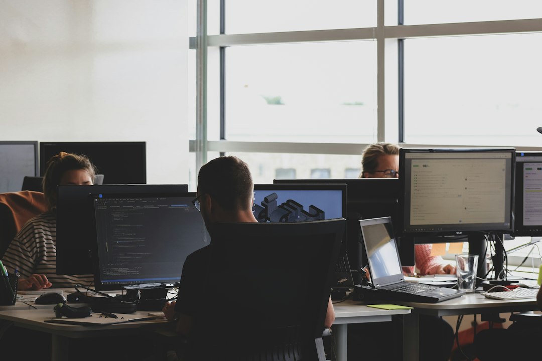 Équipe de travail réunie autour d’un ordinateur pour renforcer la sécurité numérique